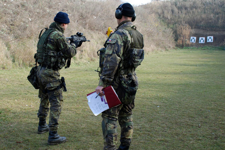 Na výcvik dohlíží instruktor, který měří čas splnění úkolu