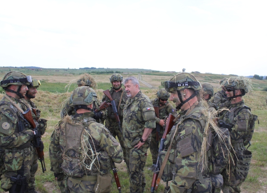 Náčelník Generálního štábu AČR armádní generál Aleš Opata mezi ostravskými záložníky