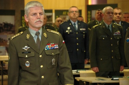 Generál Pavel na velitelském shromáždění: Armáda je službou státu a jeho občanům