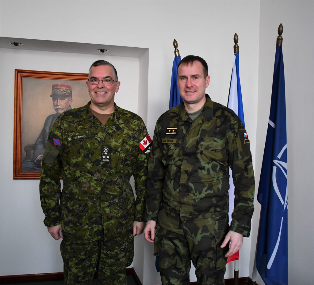 Náčelník Generálního štábu Karel Řehka s velitelem pozemních sil kanadské armády Jocelynem Paulem