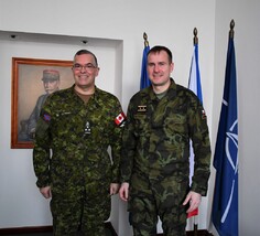 Náčelník Generálního štábu Karel Řehka s velitelem pozemních sil kanadské armády Jocelynem Paulem