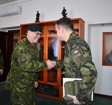 Náčelník Generálního štábu Karel Řehka si podává ruku s velitelem pozemních sil kanadské armády Jocelynem Paulem