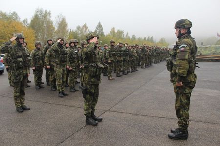 Náčelník štábu plukovník Tomáš Špok podává hlášení veliteli 4.brigády plukovníku Náhončíkovi