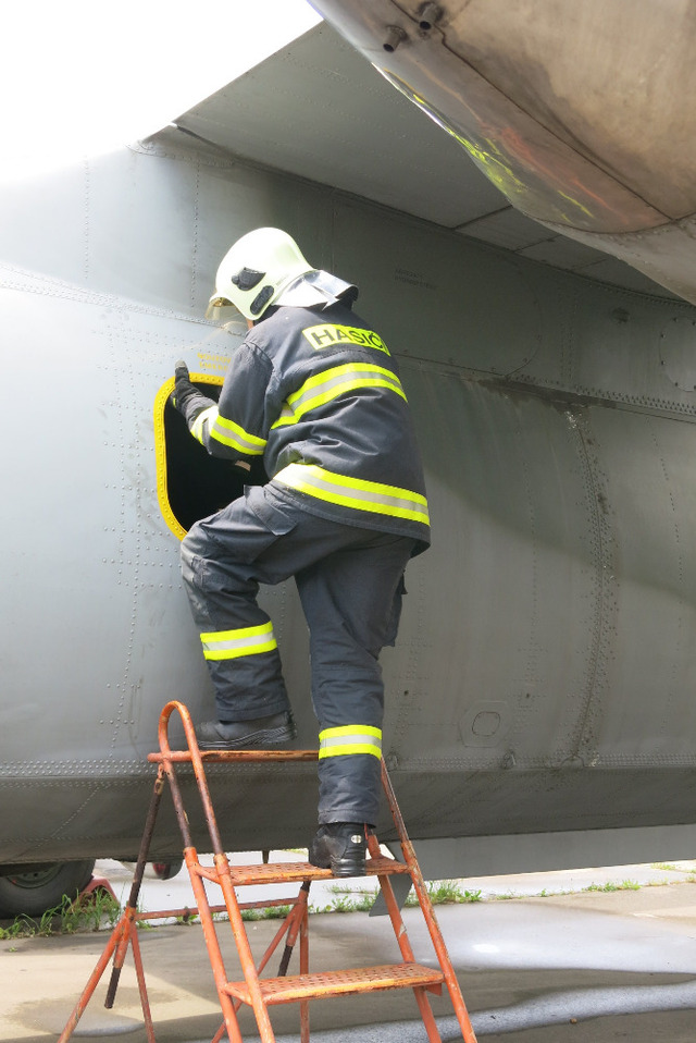 Nácvik vstupu hasičů v zásahových oblecích na palubu letounu AN-26 pomocí nouzového východu