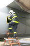 Nácvik vstupu hasičů v zásahových oblecích na palubu letounu AN-26 pomocí nouzového východu