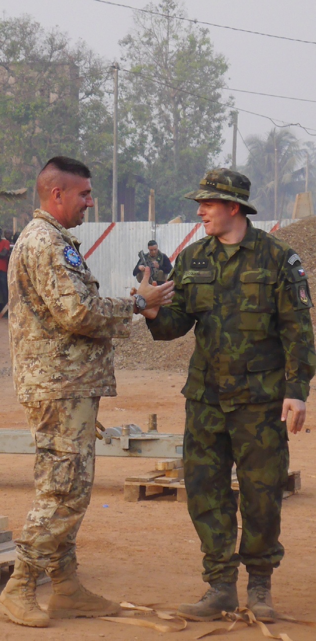 nadporučík Dalibor Coufal ve středoafrickém Bangui dozoruje výstavbu mostu