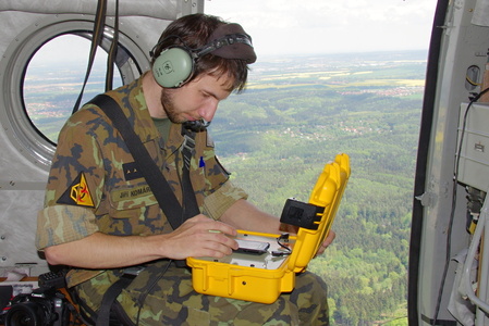 Nadporučík Jiří Komárek vyhodnocuje data získaná z měření