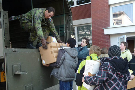 Vojáci vybrali téměř 10 tisíc starých lékárniček. V Afghánistánu pomohou policistům