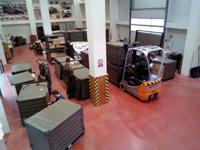 Nakládka materiálu v Centru zabezpečení materiálem technických služeb Štěpánov