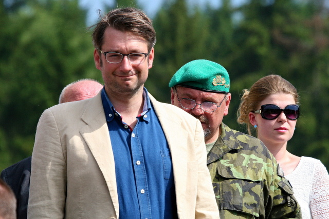 Náměstek Jakub Landovský v doprovodu generálmajora Jána Gurníka