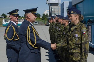 Během nástupu byly předány medaile Za službu v ozbrojených silách