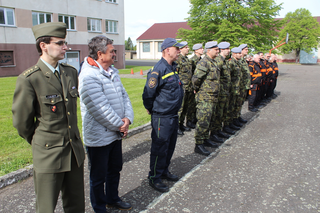 Nástup příslušníků a zaměstnancům zásobovacího úseku v Kostelci nad Labem při příležitosti předání T-148 Vojenskému historickému ústavu.