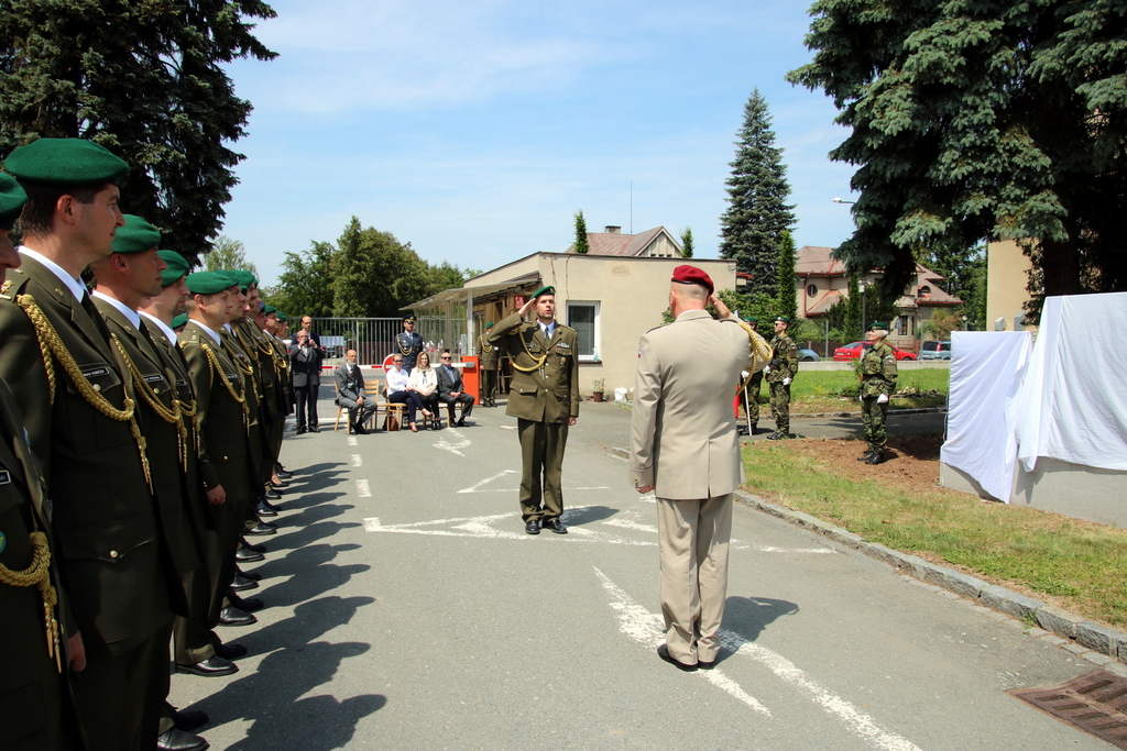 nástup příslušníků při odhalení památníku gen. Churavého