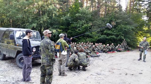 Televizní štáb během natáčení dokumentárního seriálu o armádě