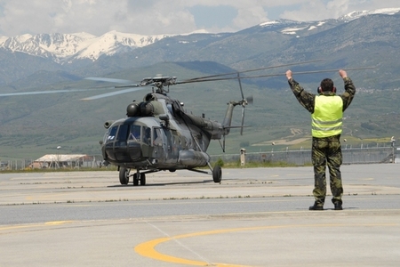 Přerovští vrtulníkáři mají napilno. Z hor se přesouvají k sousedům na Slovensko