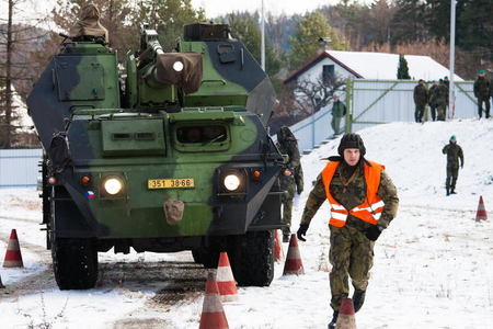 Samohybnou houfnici DANA umí nejlépe obsluhovat dělostřelci z Jinců