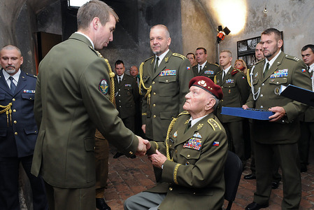 Armáda má nové nositele odznaku Komando 