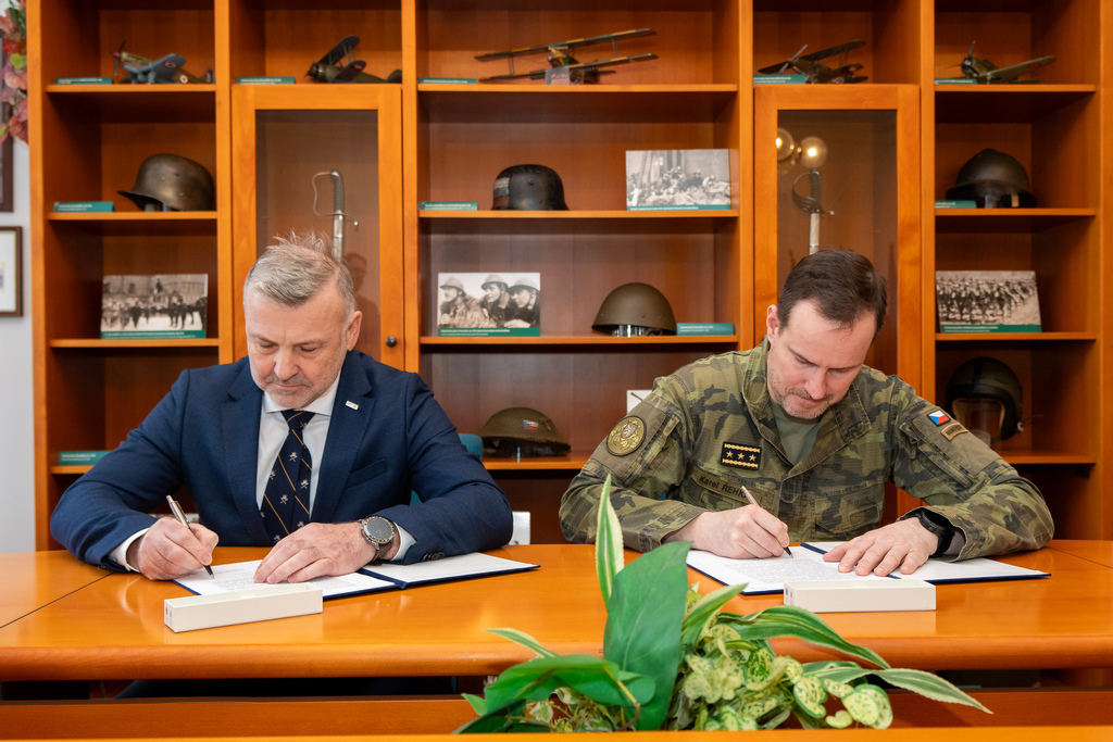 Náčelník Generálního štábu AČR generálporučík Karel Řehka a generální ředitel společnosti ERA a. s. Ondřej Chlost dnes podepsali memorandum o spolupráci