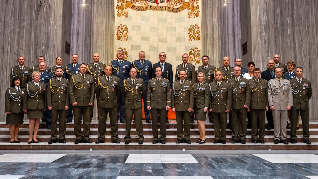 Generál Řehka jmenoval nové plukovníky a předal čestné odznaky