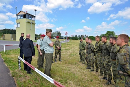 Náčelník Generálního štábu AČR armádní generál Josef Bečvář hovoří s vojáky Centra podpory speciálních sil