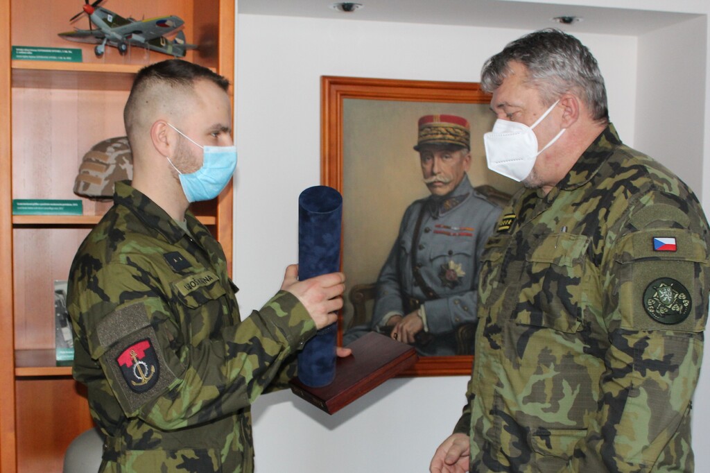 Poručík zachránil život při hromadné autonehodě na Slovensku