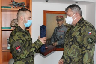 Poručík zachránil život při hromadné autonehodě na Slovensku