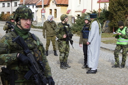 4. strážní rota BAF trénovala na Afghánistán, využila přitom skutečnou vesnici