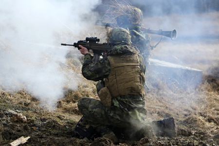 Podívejte se na video: Bojové střelby 71. mechanizovaného praporu