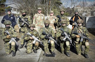 Společná fotografie zástupců americké armády s českými vojáky