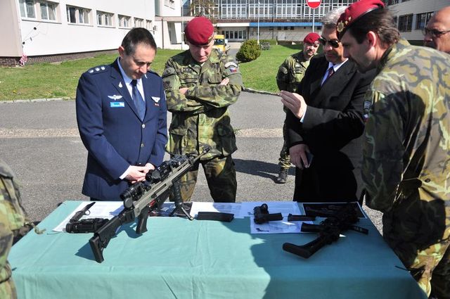 Nové útočné pušky Bren  zaujaly delegaci na úvod statické ukázky
