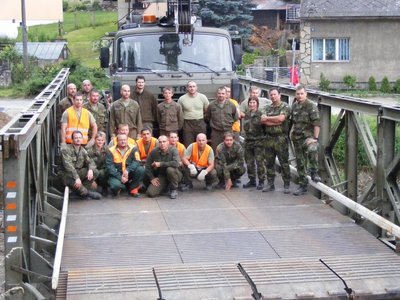 Ženisté postavili po povodních první most 