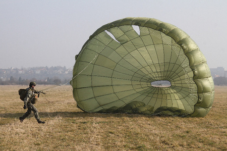Výsadkáři zavádějí nový padákový komplet OVP-12SL