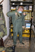 Nový pilot při přebírání letecké výstroje.