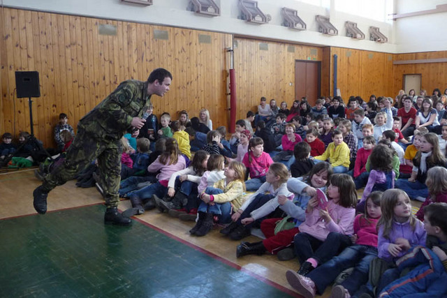 npor. Daňhel během diskuze se žáky ZŠ Litomyšl