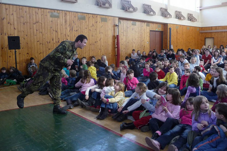 npor. Daňhel během diskuze se žáky ZŠ Litomyšl