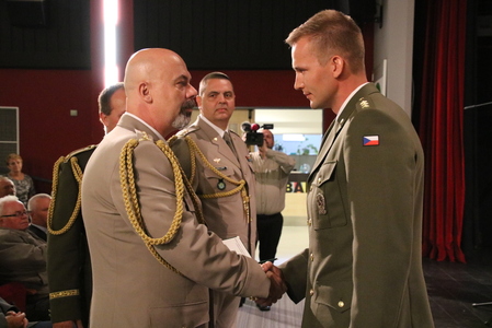 Npor. Pacina převzal pamětní minci za poskytnutí první pomoci