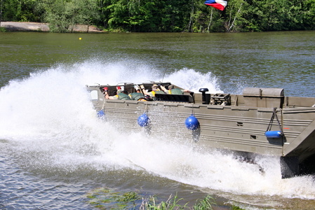 Obojživelný transportér PTS-10
