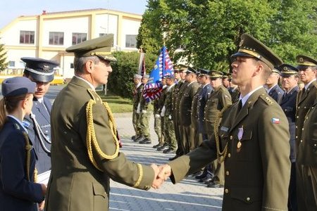 Vojáci i občanští zaměstnanci ve Staré Boleslavi oslavili Den ozbrojených sil