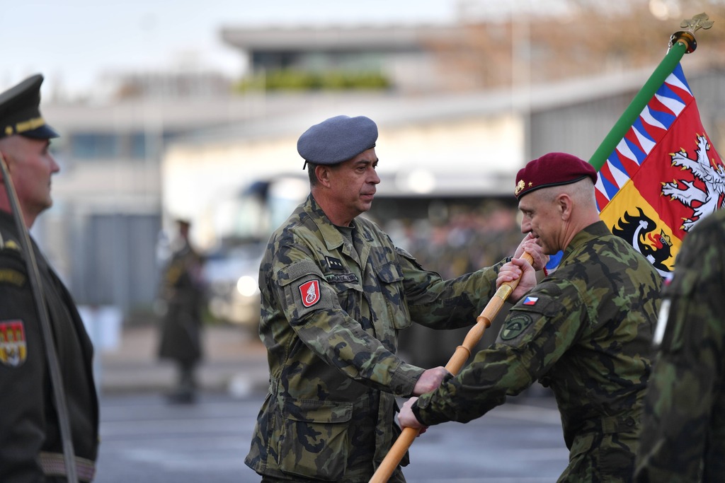 Odcházející velitel plk. Horáček předává bojový prapor gen. Dziakovi