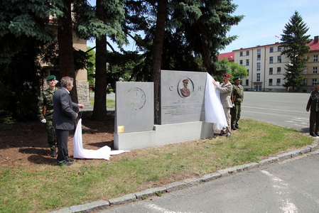 odhalení památníku gen. Churavého