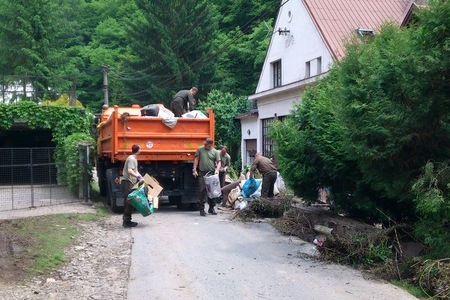 Na 50 vojáků nadále pomáhá s odstraňováním následků povodní