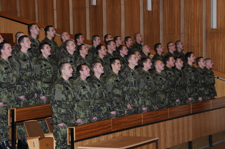 Po základním kurzu míří k útvarům noví vojáci