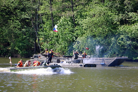 Odtažení BVP-2 z vody speciálem PTS-10