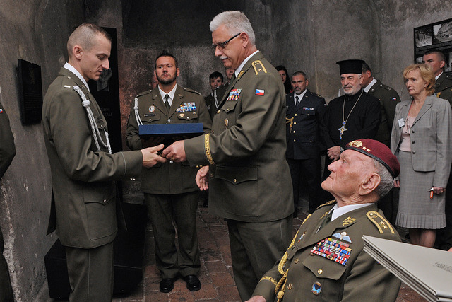Odznaky kurzu Komando předával absolventům velitel VeV-VA gen.Kožiak