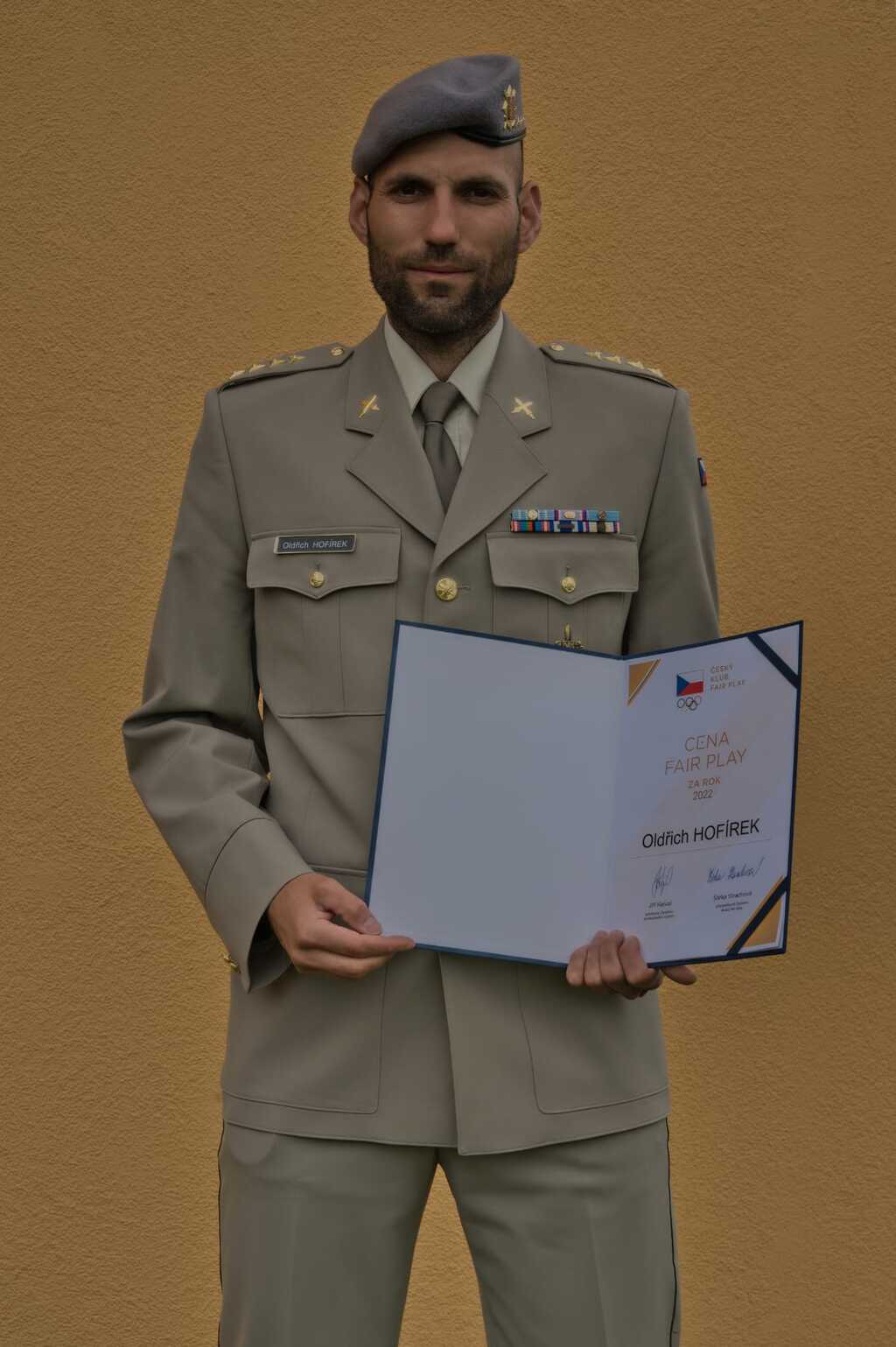 Oldřich Hofírek s diplomem 