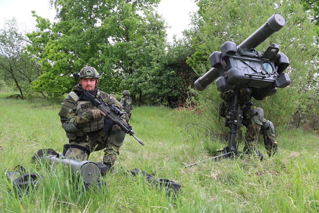 Ničení nepřátelských vzdušných cílů trénovali i vojáci s protiletadlovým raketovým kompletem RBS-70.