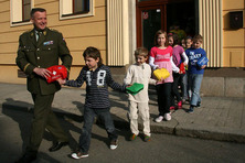 Tisíce autolékárniček ze stonožkových škol míří do Afghánistánu