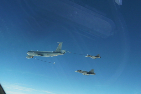 Piloti gripenů cvičili nad Krkonošemi