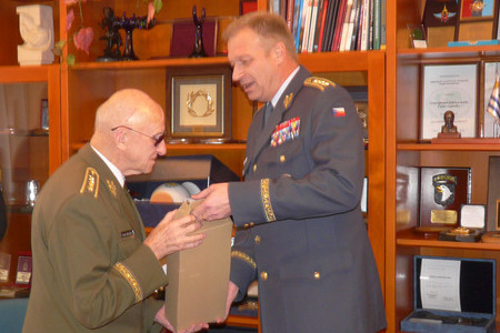 U příležitosti 93. narozenin se potkal armádní generál s armádním generálem
