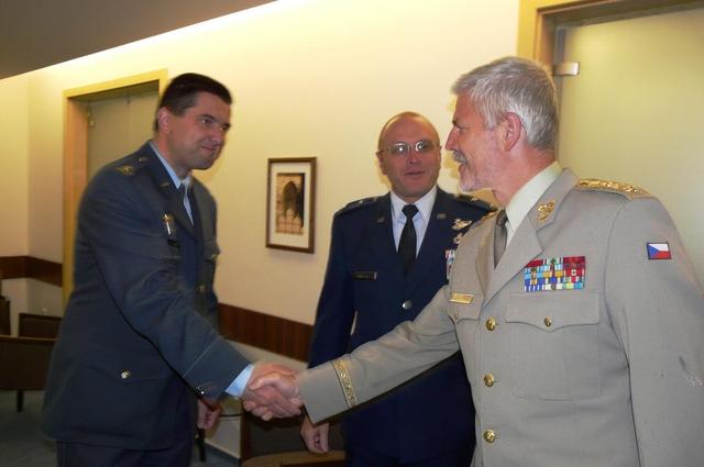 Generál Pavel se zdraví s majorem Milanem Vojáčkem, prvním českým pilotem letounu AWACS, který doprovází své kolegy ze základny v Geilenkirchenu v České republice